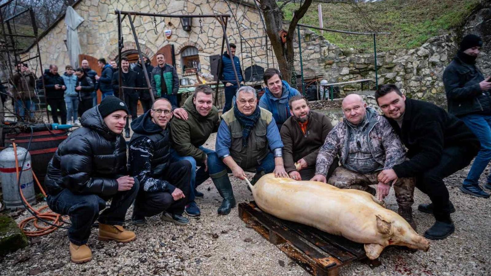 Orbán Viktor múlt vasárnap Pátyon. Nem üres kézzel érkezett