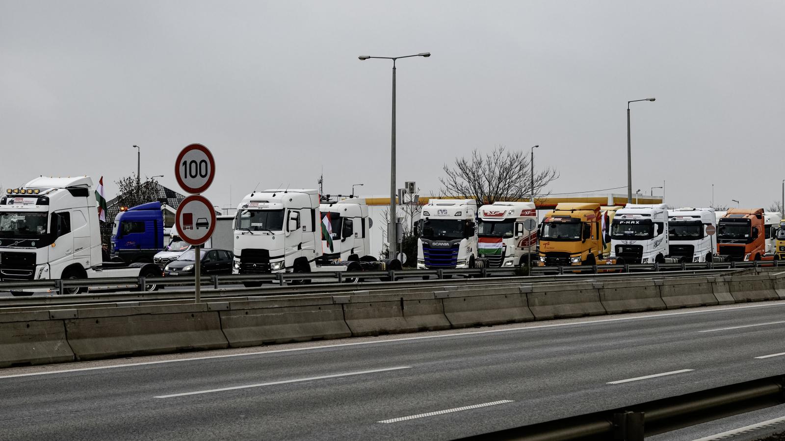 Demonstráló fuvarozók az M3 bevezetőjén december 22-én 