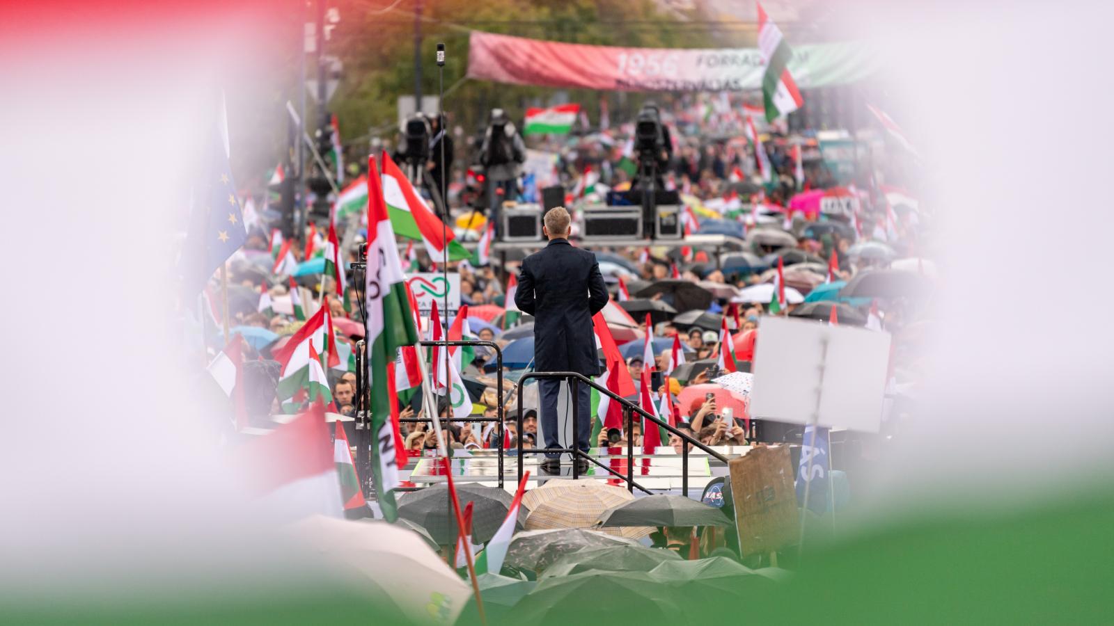 A jelvény kötelez. 1956 ugyanis nem a kizárásról és a kizárólagosságról, ellenkezőleg, az összetartásról szól