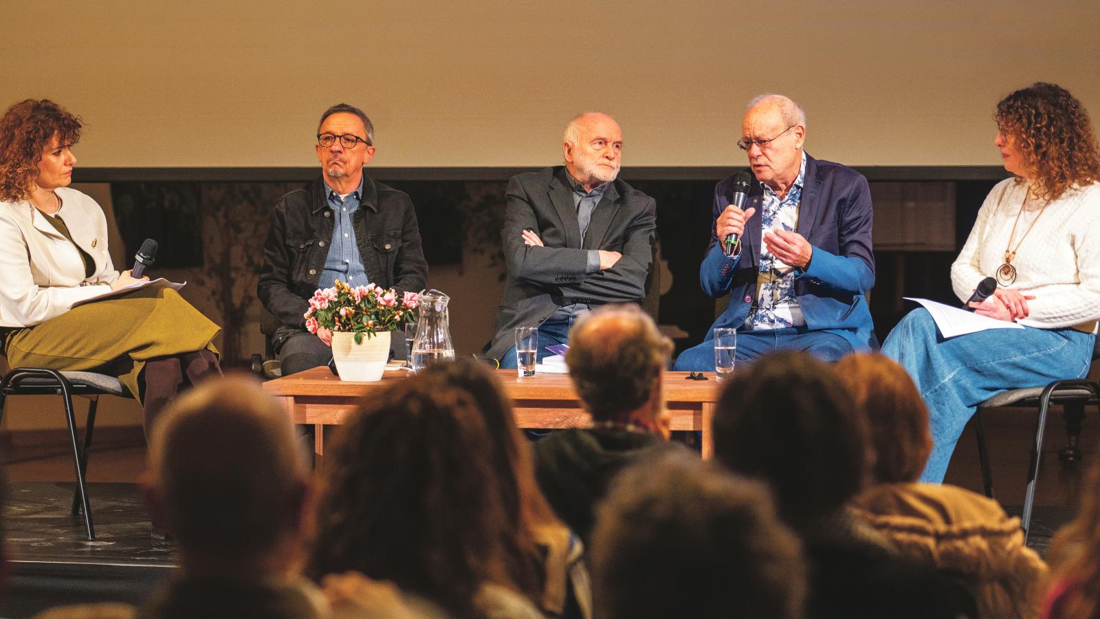 Csepeli György szociálpszichológus beszél a mikrofonba. „Még mindig pontosan lehet tudni, hogy azok, akiket deportáltak, hol laktak.”