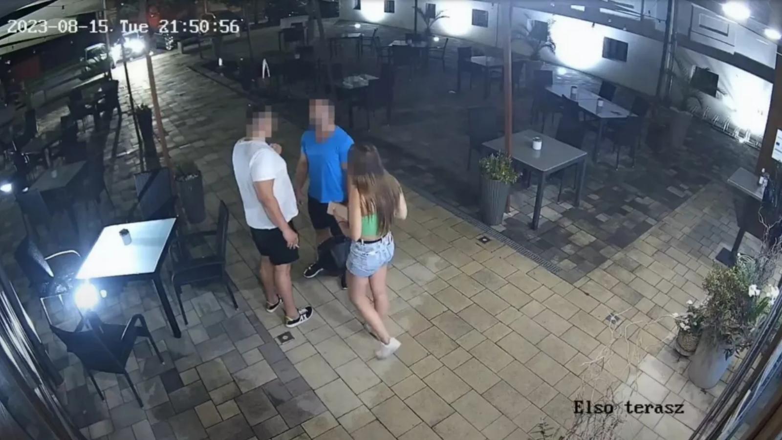 Az esetről készült
videófelvétel
egy kockája,
amelyen fehér
pólóban K. Tamás,
kékben
Sch. Dávid pincér
és F. Alexia,
K. Tamás akkori
párja látható