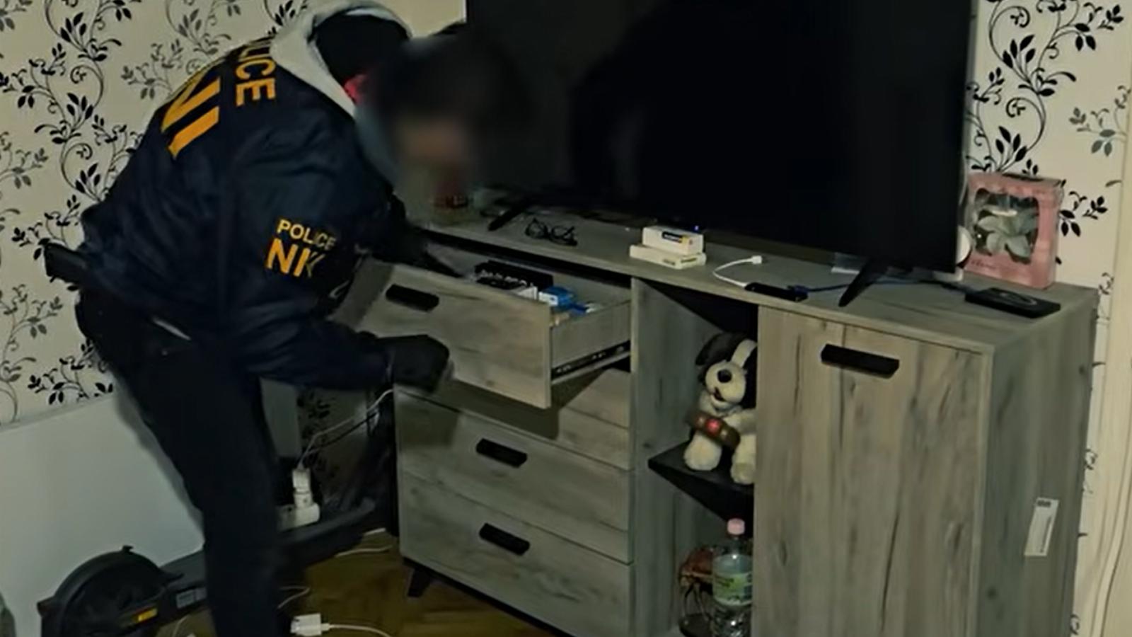 Házkutatás a gyanúsított lakásán
