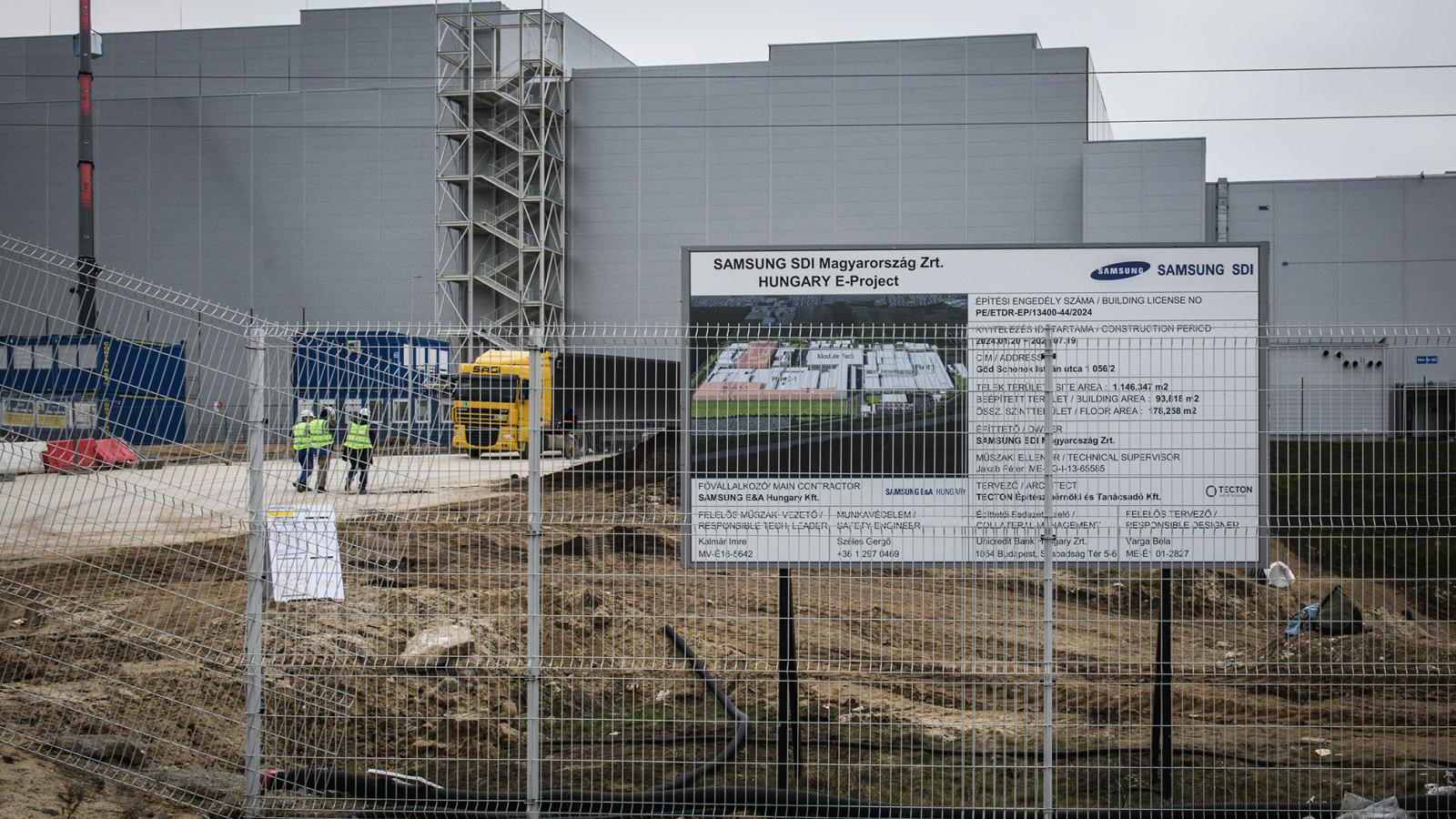 Korábban a Telex írta meg: a kormány titkosszolgálati módszerekkel tudomást szerzett arról, hogy a gödi akkugyár egyik üzem­egységének a levegőjében a határértéket sok százszorosan meghaladó koncentráció­ban voltak rákkeltő anyagok. Ennek ellenére nem áll