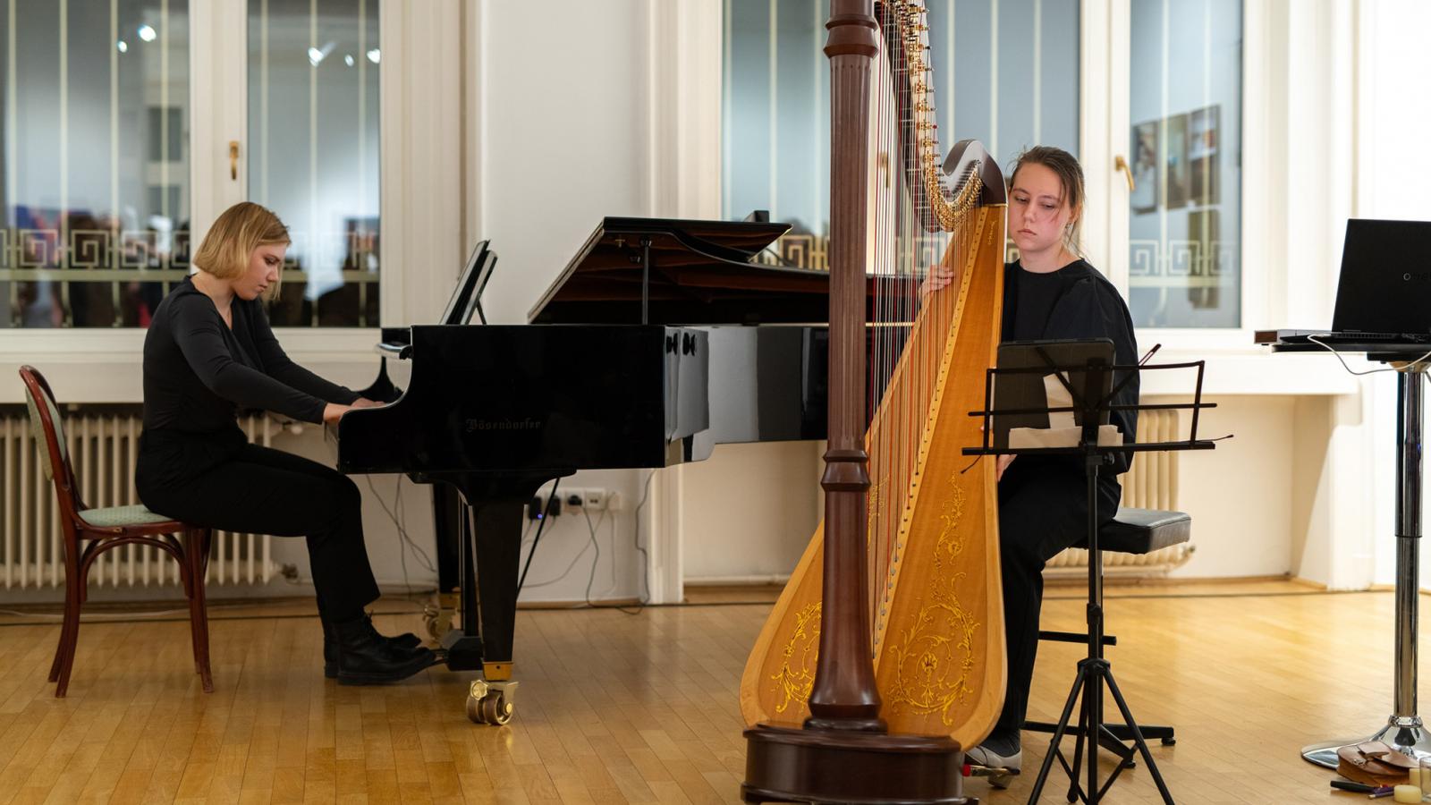 Vlada Liszenko az ukrán alkotók munkáit felvonultató kiállítás megnyitóján az Ulmenhain című darabot adta elő