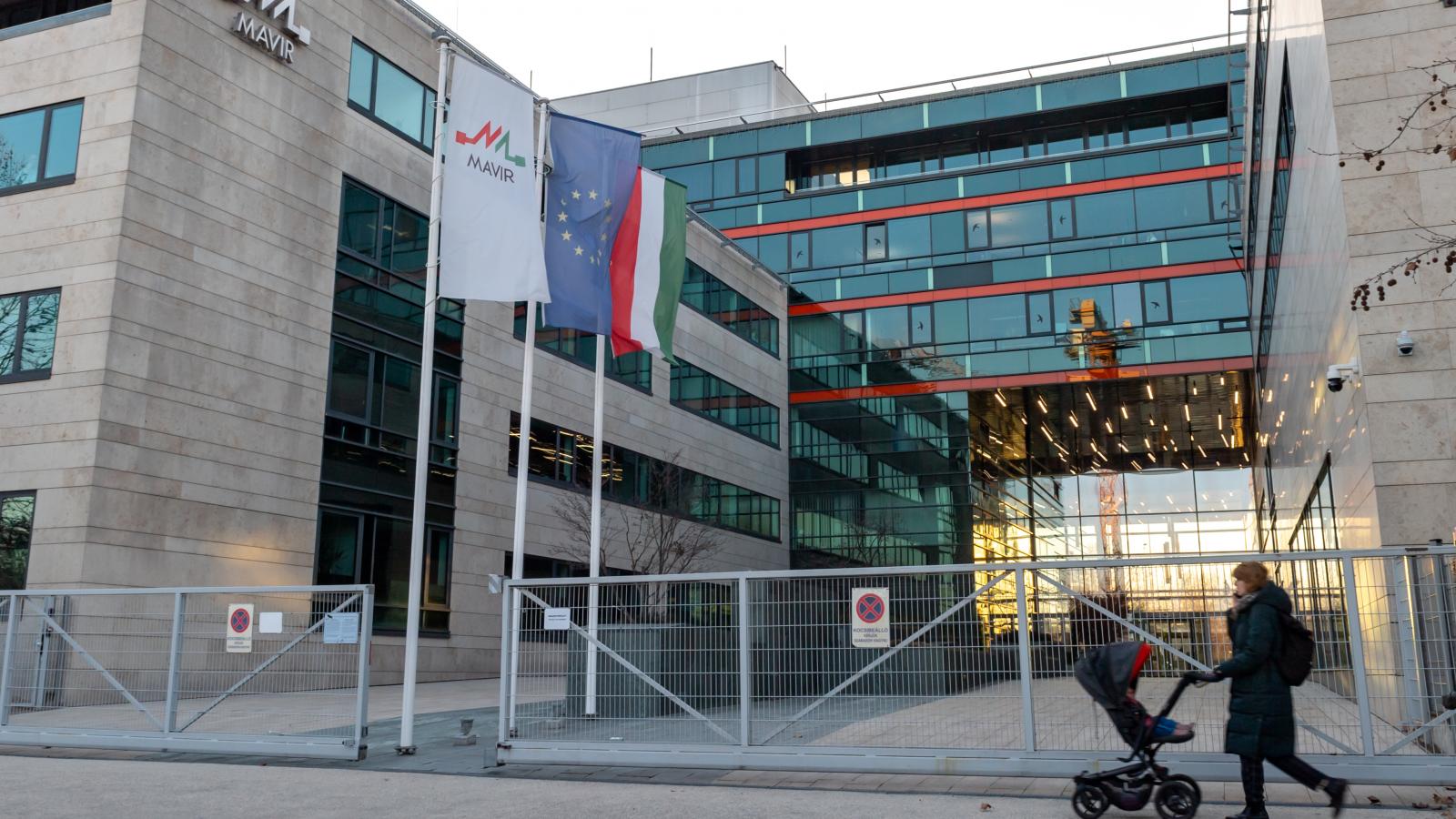 A Mavir, „a hazai energia irányítójának” épülete előtt tegnap még nem álltak katonák