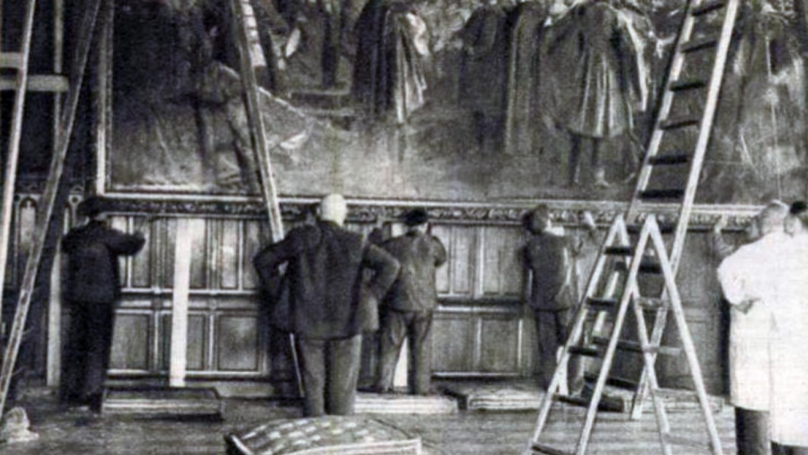 Leszedik a Benczúr-képet a parlamenti helyéről (1940), hogy a kormányzó húszéves jubileuma alkalmából átvigyék a királyi palotába