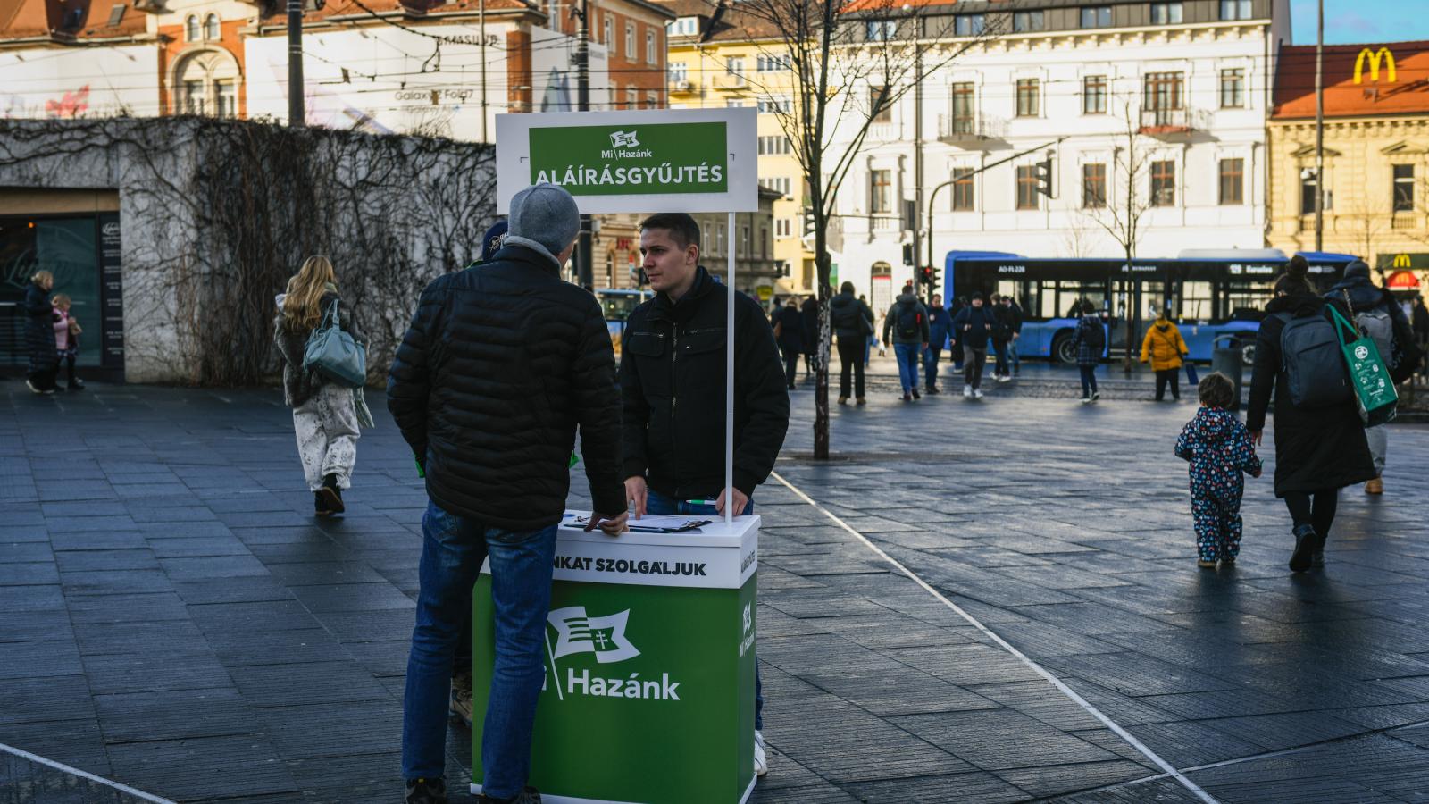A Mi Hazánk aláírást gyűjt a Széll Kálmán téren február 23-án.
