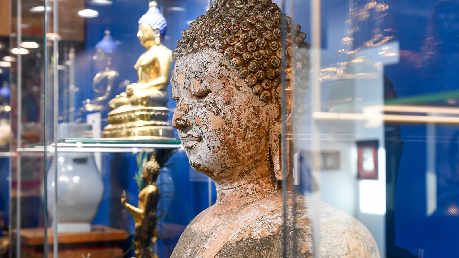 A vásáron láthatunk egy XVI. századi, thaiföldi eredetű Buddha-szobrot is