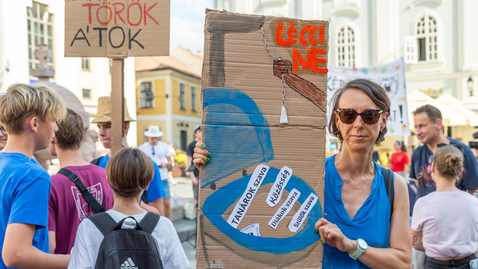 Tankerületi önkény. 2024-ben felmentették a fehérvári Vasvári Pál Gimnázium igazgatóját, ez ellen tüntettek tanárok, diákok, szülők