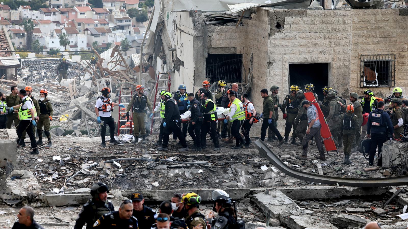 Mentőakció rakétatalálat után Bét Semesben