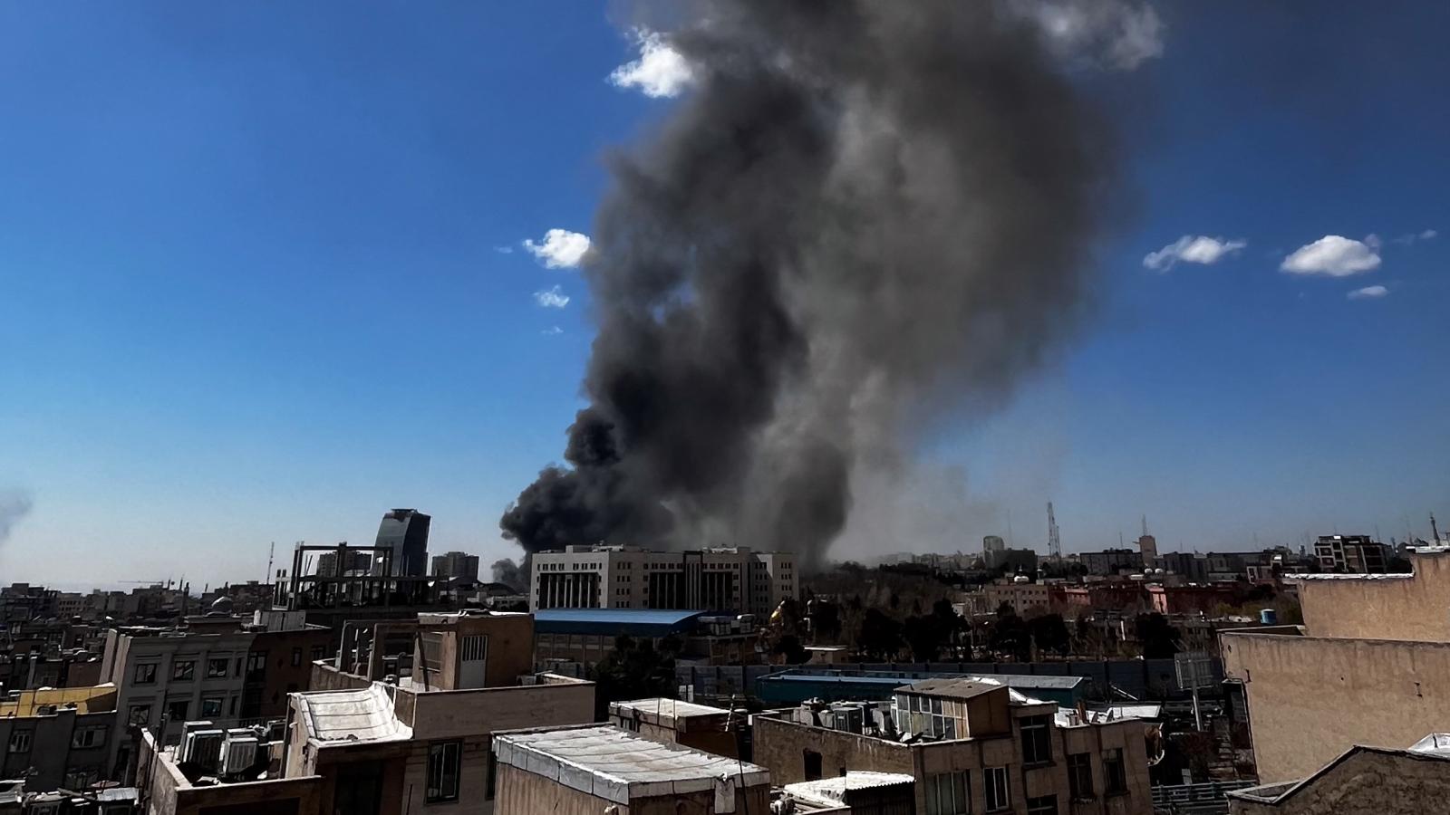 Füstfelhő 2026. március 1-én az Iráni Forradalmi Gárda teheráni főhadiszállása felett a Szepah téren