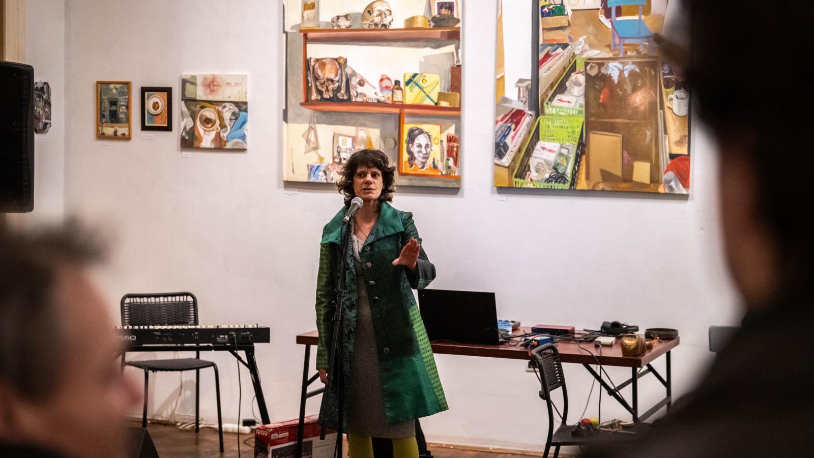 A minimalista vásznak nem magyaráznak, nem dramatizálnak. A tárgyakat hagyják érvényesülni