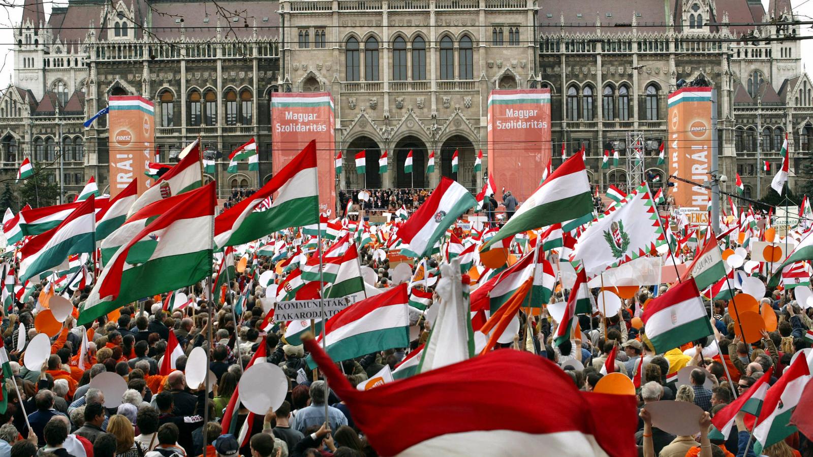 2006. április 2-a. Fidesz-gyűlés Budapesten, egy héttel a 20 évvel ezelőtti választás − akkor még létező − első fordulója előtt. Nagyot fordult a világ