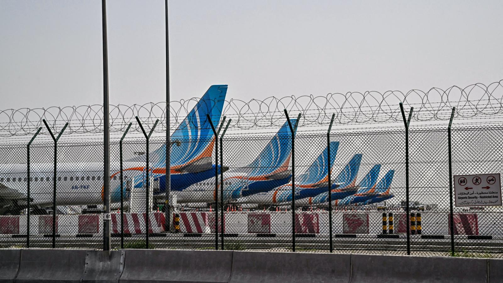 Várakozó repülőgépek a dubaji nemzetközi repülőtéren március 2-án