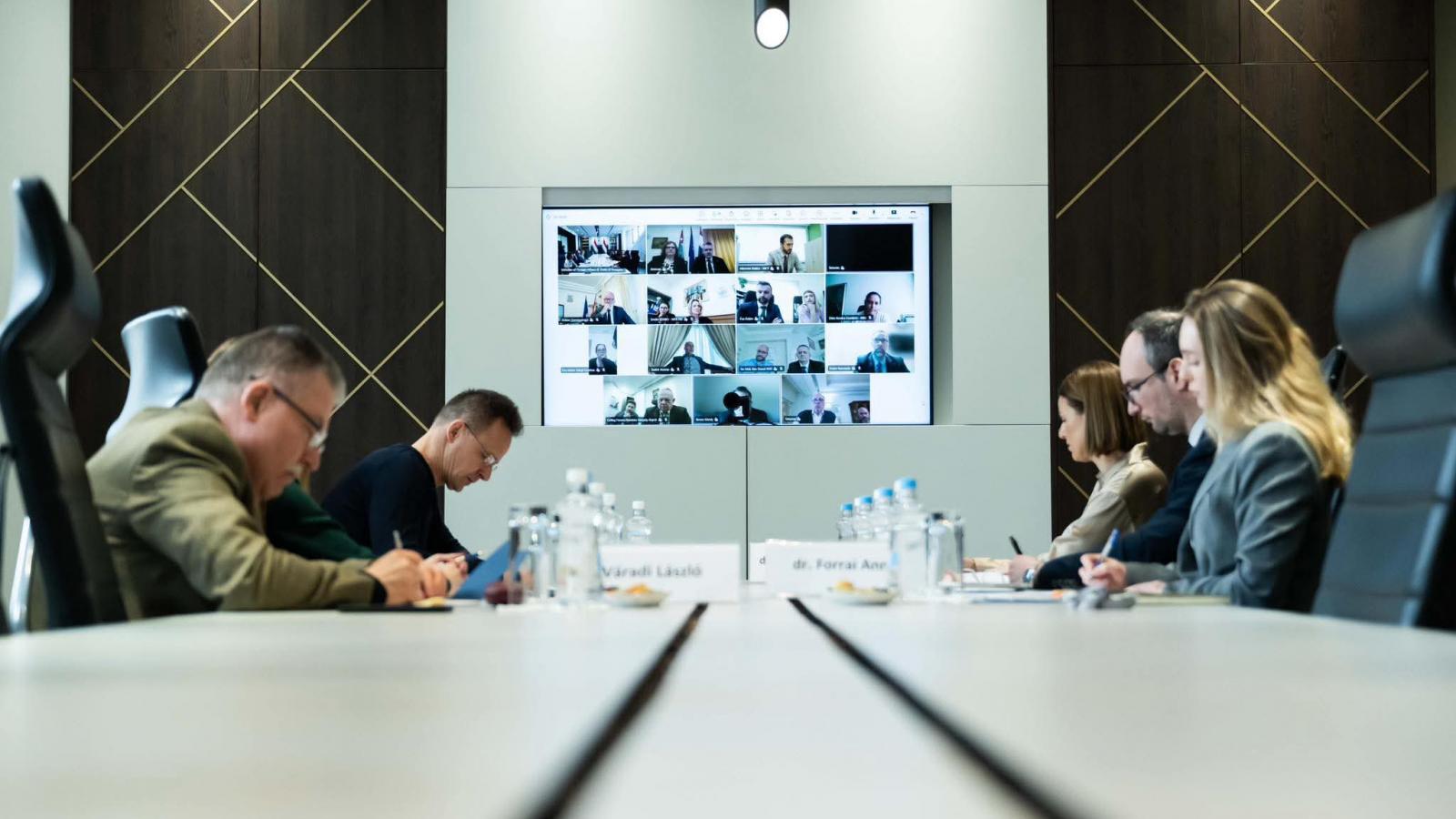 Szijjártó Péter a közel-keleti térségben működő nagykövetségek vezetőivel, munkatársaival tartott videókonferencián március 2-án 