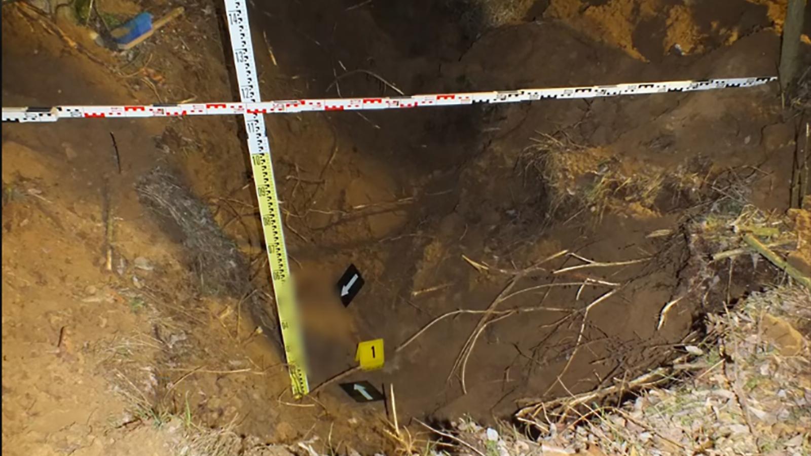 A rendőrség által feltárt sírgödör Cegléd és Ceglédbercel között