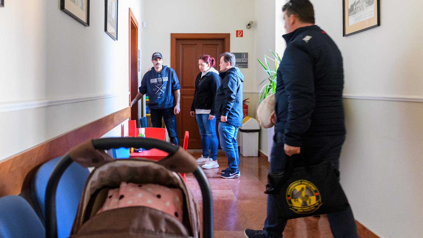 A szülők és a jogvédők a tatai gyámhivatalban március 3-án 