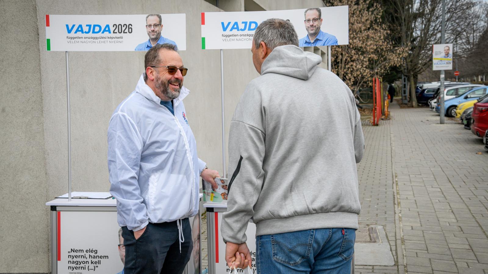 Vajda Zoltán aláírásgyűjtő pultja február 21-én Budapesten
