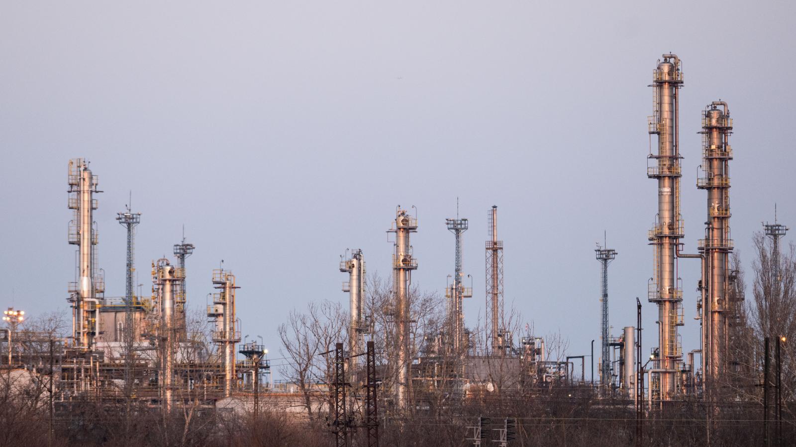 A százhalombattai olajfinomító tornyai