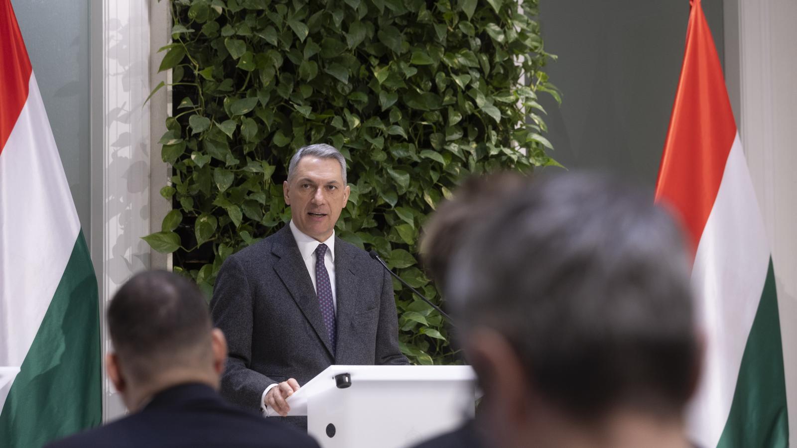 Lázár János a Közlekedésinfó sajtótájékoztatón az Építési és Közlekedési Minisztériumban 2026. január 12-én.