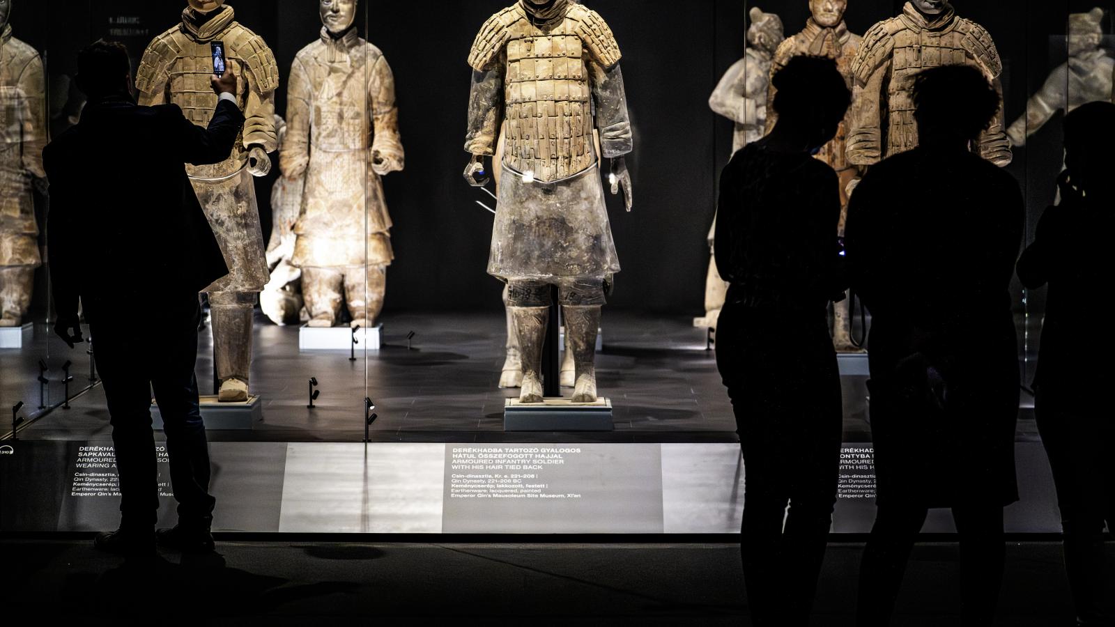 A kínai agyagkatonák nem ismeretlenek Magyarországon, de ekkora léptékű tárlatra most először volt lehetőség a május végéig látható Az öröklét őrei című kiállítással