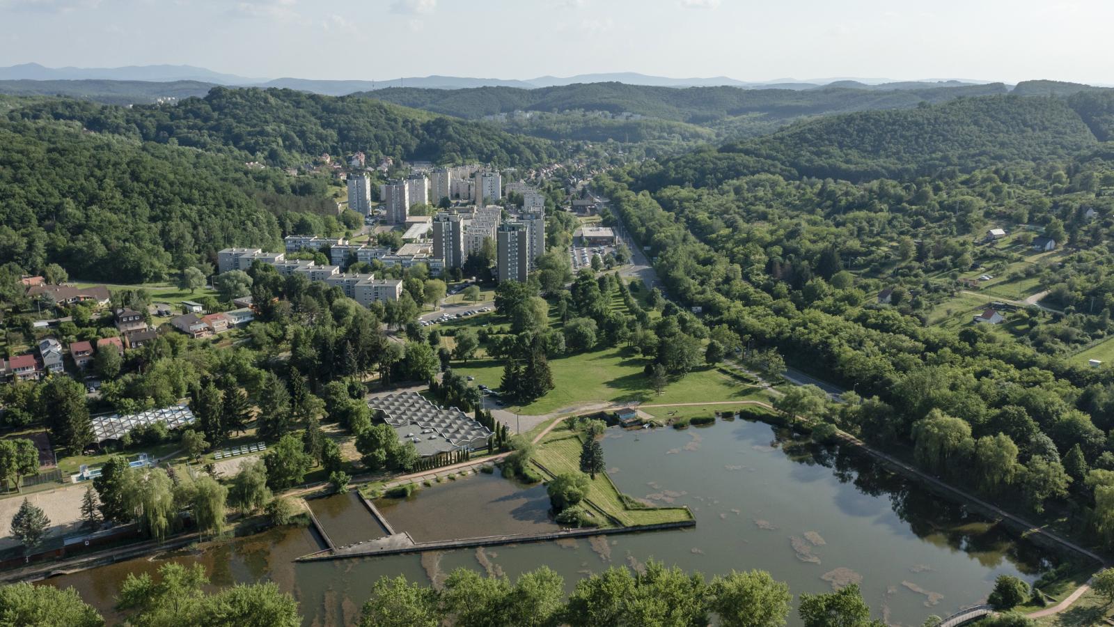 A drónnal készült felvételen a Beszterce lakótelep és a Tóstrand Salgótarjánban 2023. június 1-jén

