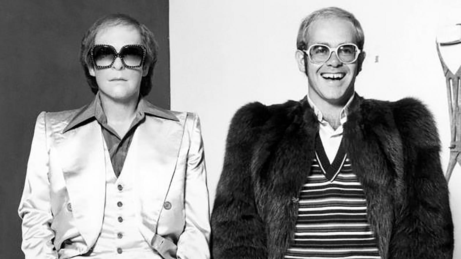 Elton John (jobbra) saját viaszfigurájával pózol Madame Tussauds londoni múzeumában 1976-ban 