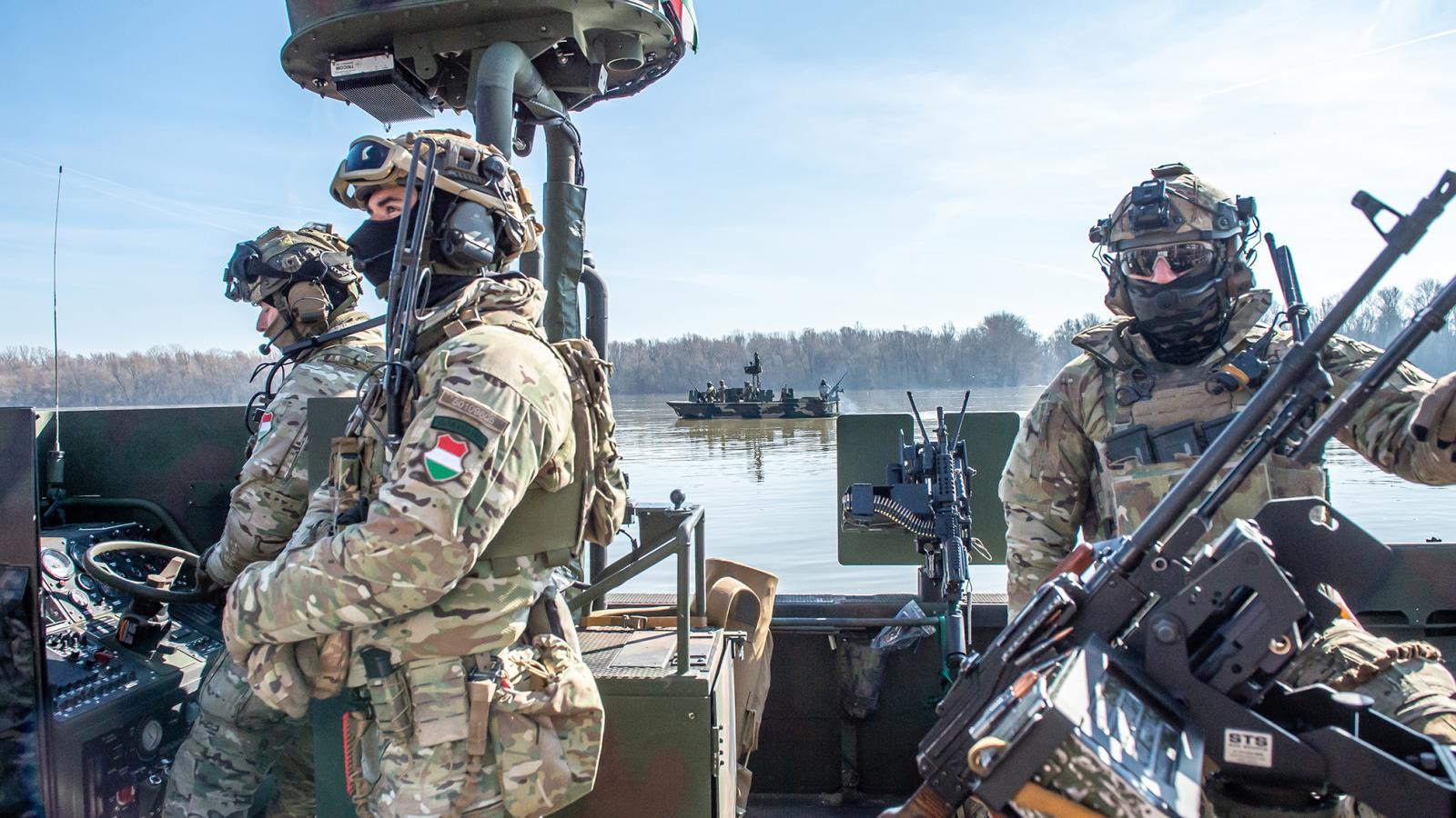 Katonák Pakson. Az Orbán-kormány szintet lépett, amikor az elmúlt napokban közvetlen, Magyarország elleni külső fenyegetésre hivatkozott