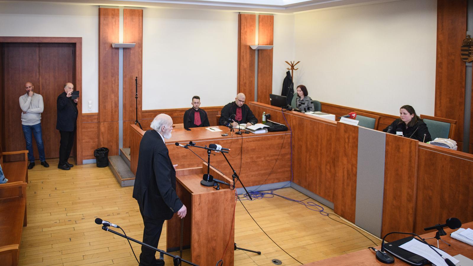 Iványi Gábor, a MET vezető lelkésze „hivatalos személy elleni erőszak” vádjával került bíróság elé