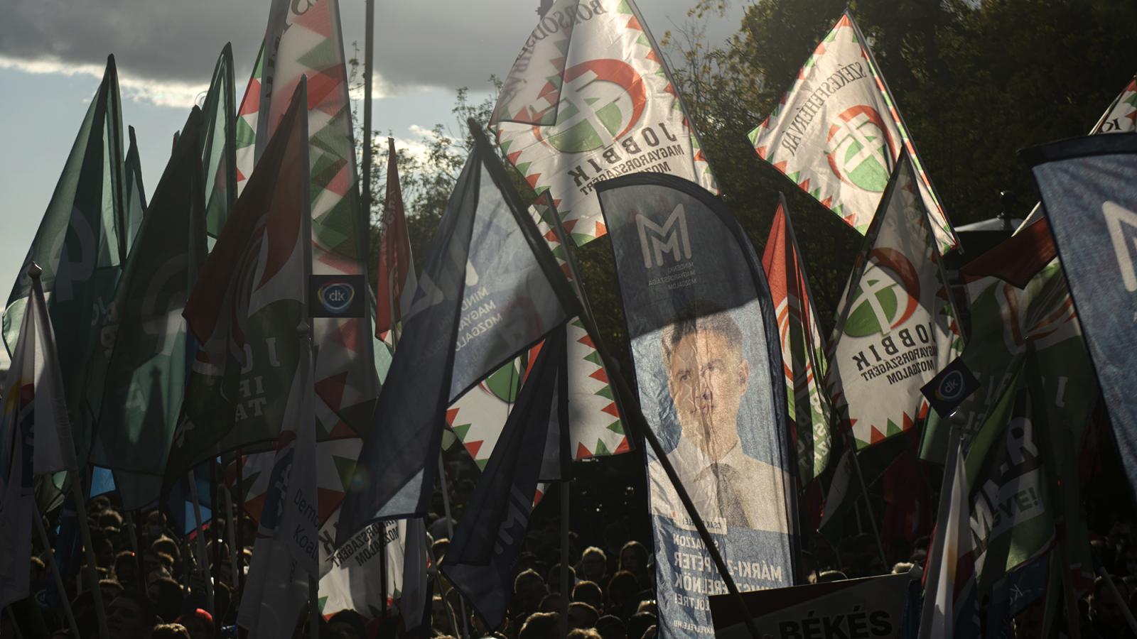 A Jobbik szimpatizánsai az ellenzéki összefogás megemlékezésén 2021. október 23-án