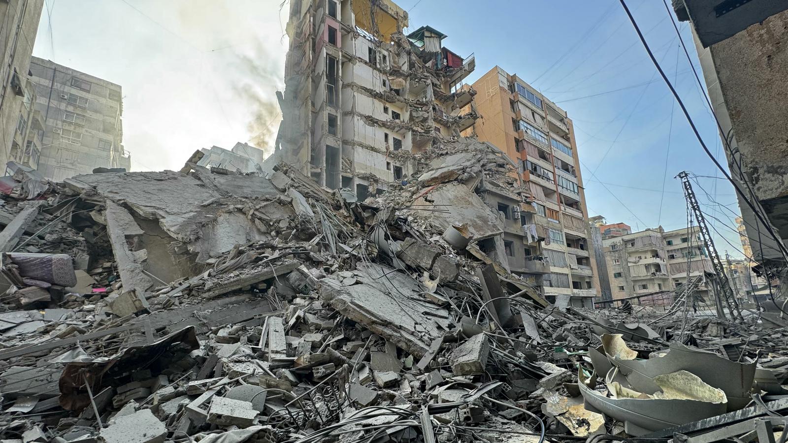 Lerombolt épületek romjai egy izraeli légitámadás után a libanoni fővárosban, Bejrútban 2026. március 7-én. 