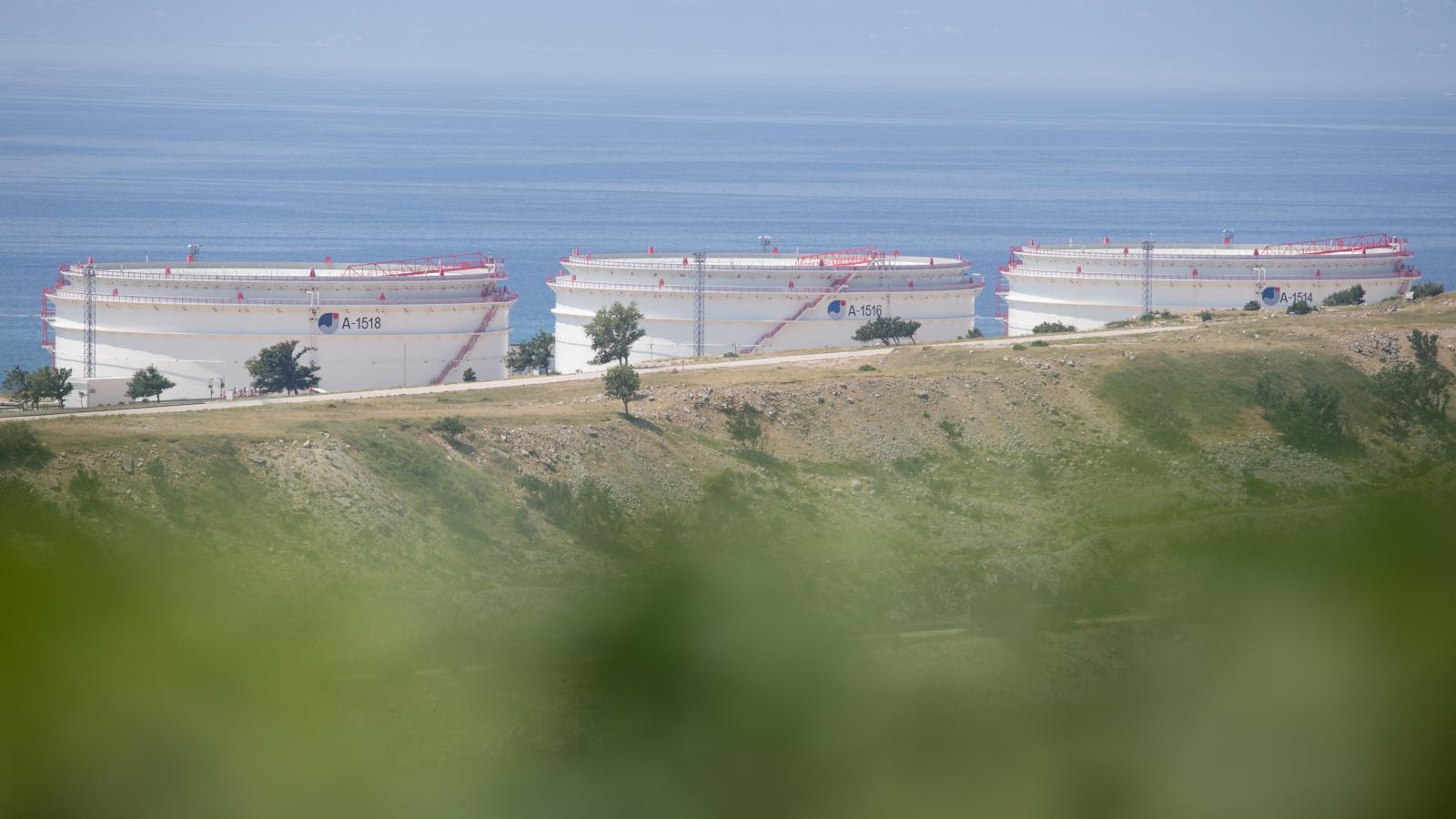 A horvát kőolajcég, a JANAF tárololói Omisalj mellett