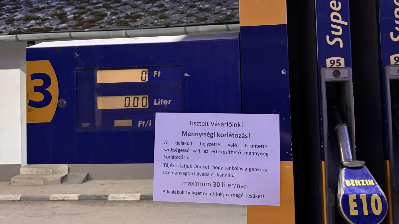 Korlátozó felirat az őcsényi benzinkúton