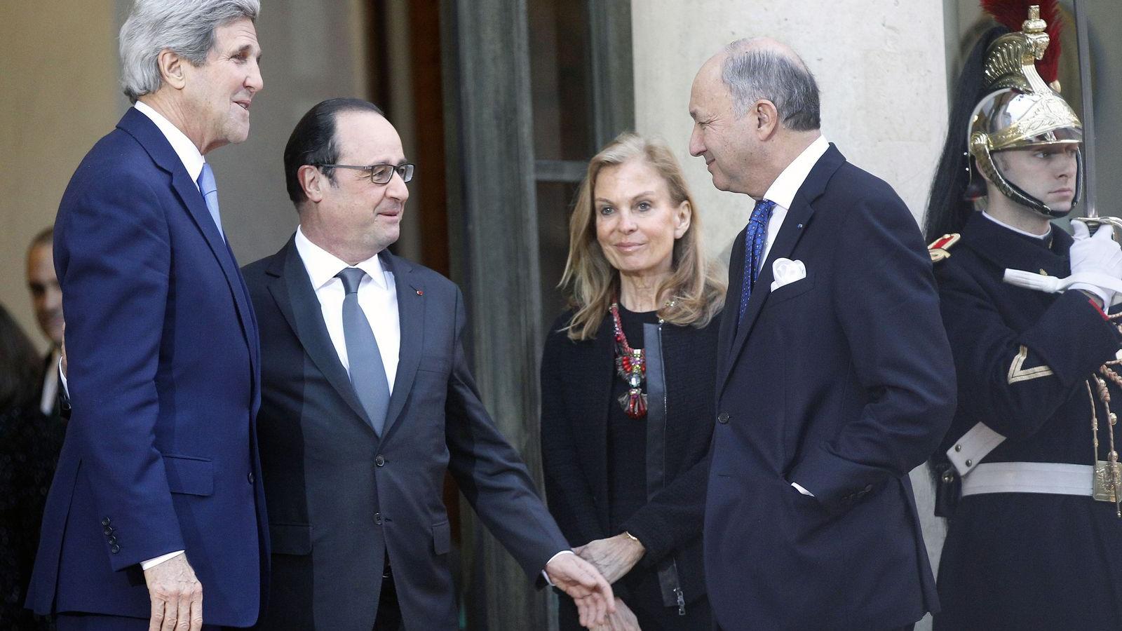 John Kerry, Francois Hollande és Laurent Fabius az Élysée-palota előtt FOTÓ: EUROPRESS/GETTY IMAGES/THIERRY CHESNOT