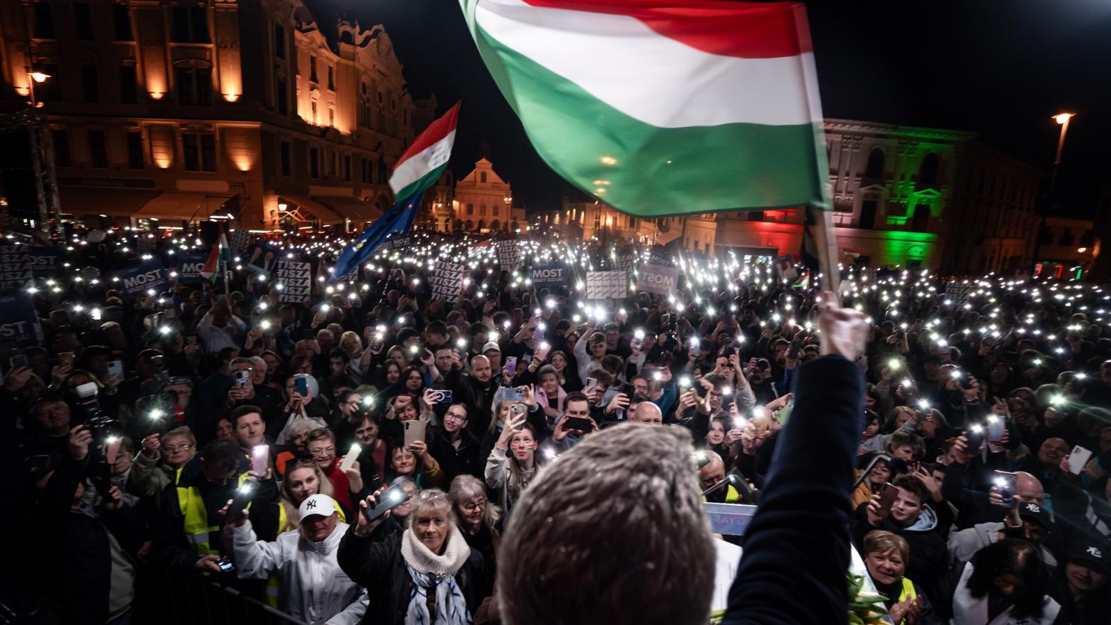 Tisza-kampánygyűlés Pécsen. Sokan vannak, de hogy elegen-e, az áprilisban derül ki