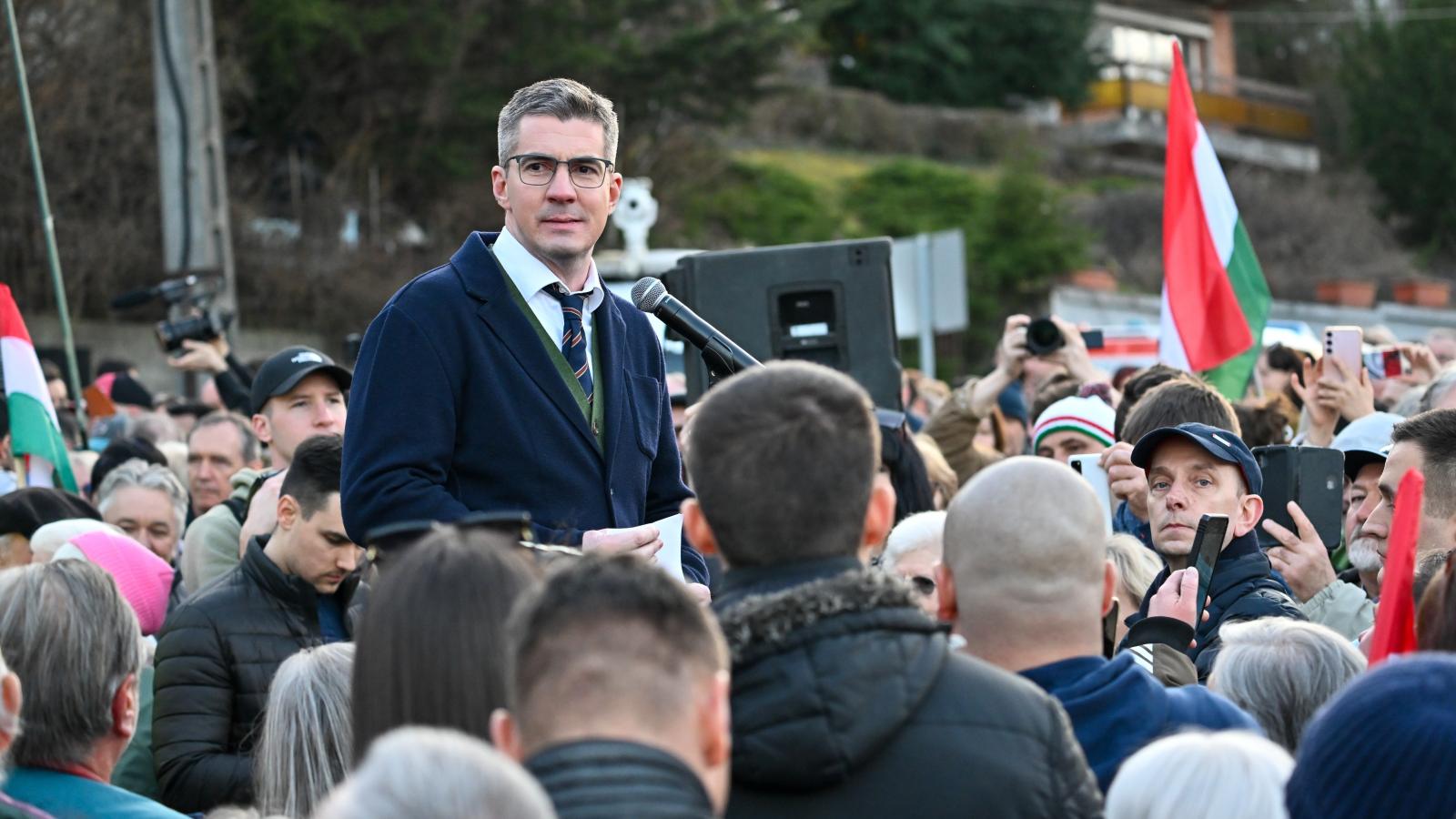 Kocsis Máté a Tüntessünk az ukrán zsarolás ellen! című demonstráción Ukrajna budapesti nagykövetsége előtt március 6-án 