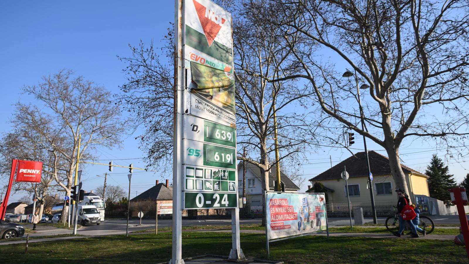 Maximalizált üzemenyagárak egy komáromi MOL-kúton március 9-én 