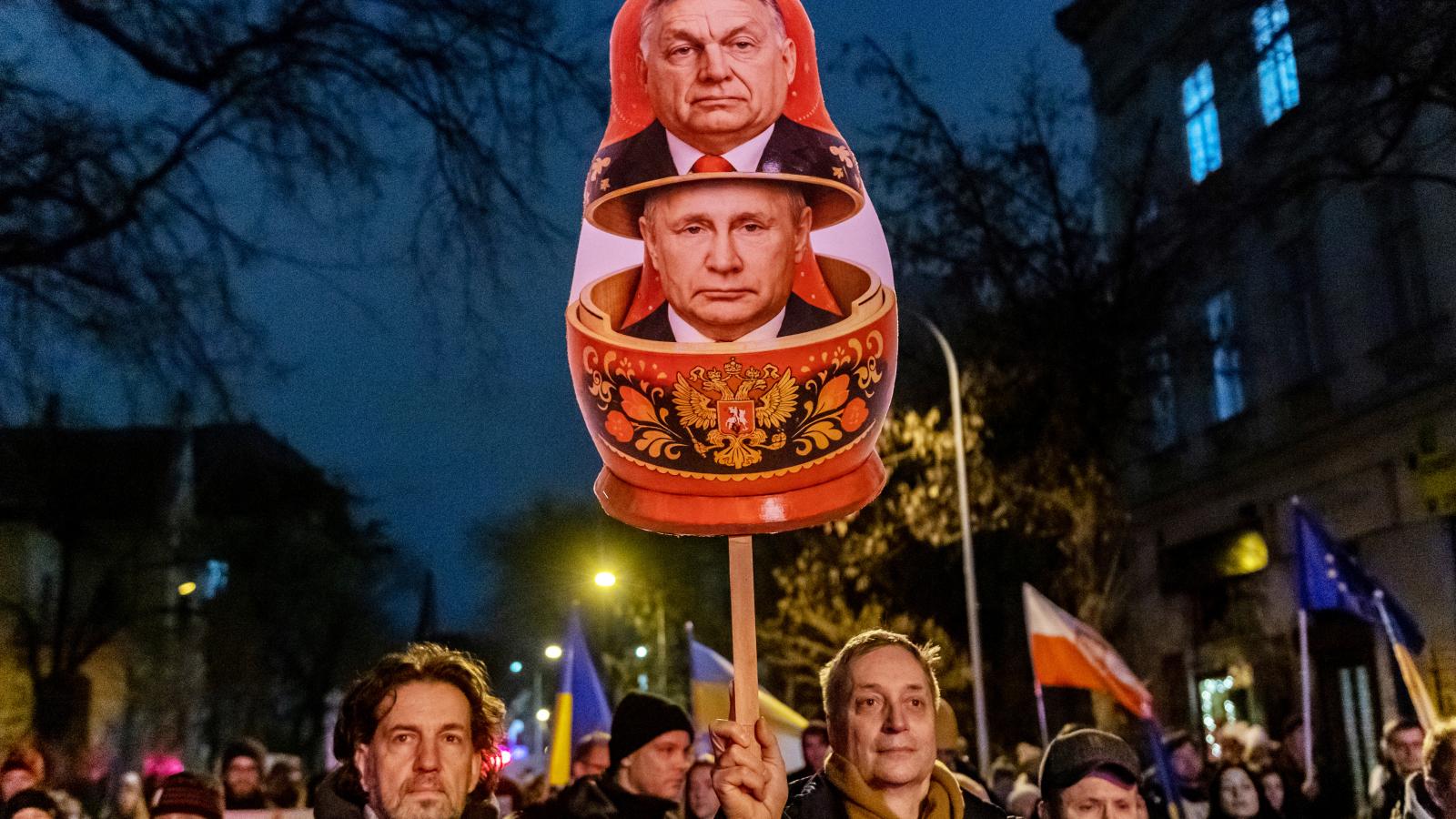 Tiltakozás az orosz követségnél február 22-én, a háború kitörésének évfordulóján