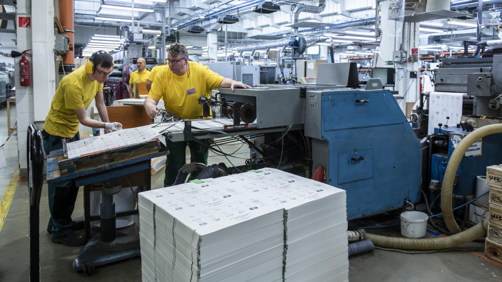 Képünk illusztráció, szavazólapok nyomtatása az Állami Nyomdában 2022. március 9-én