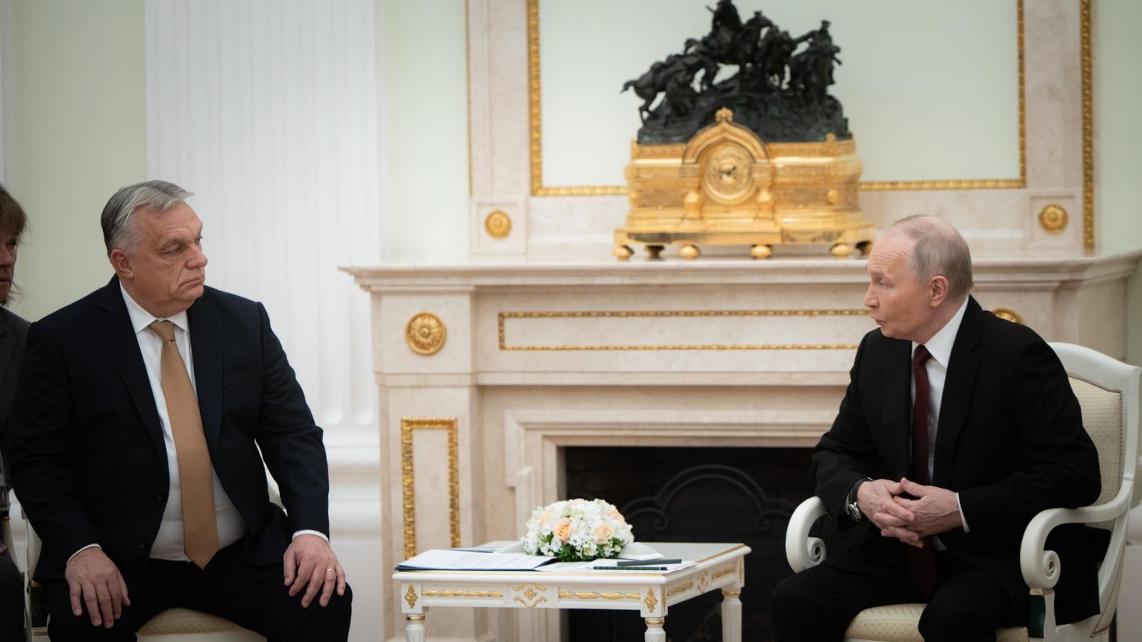 Illusztráció: Orbán Viktor és Vlagyimir Putyin a Kremlben 2025. november 28-án 