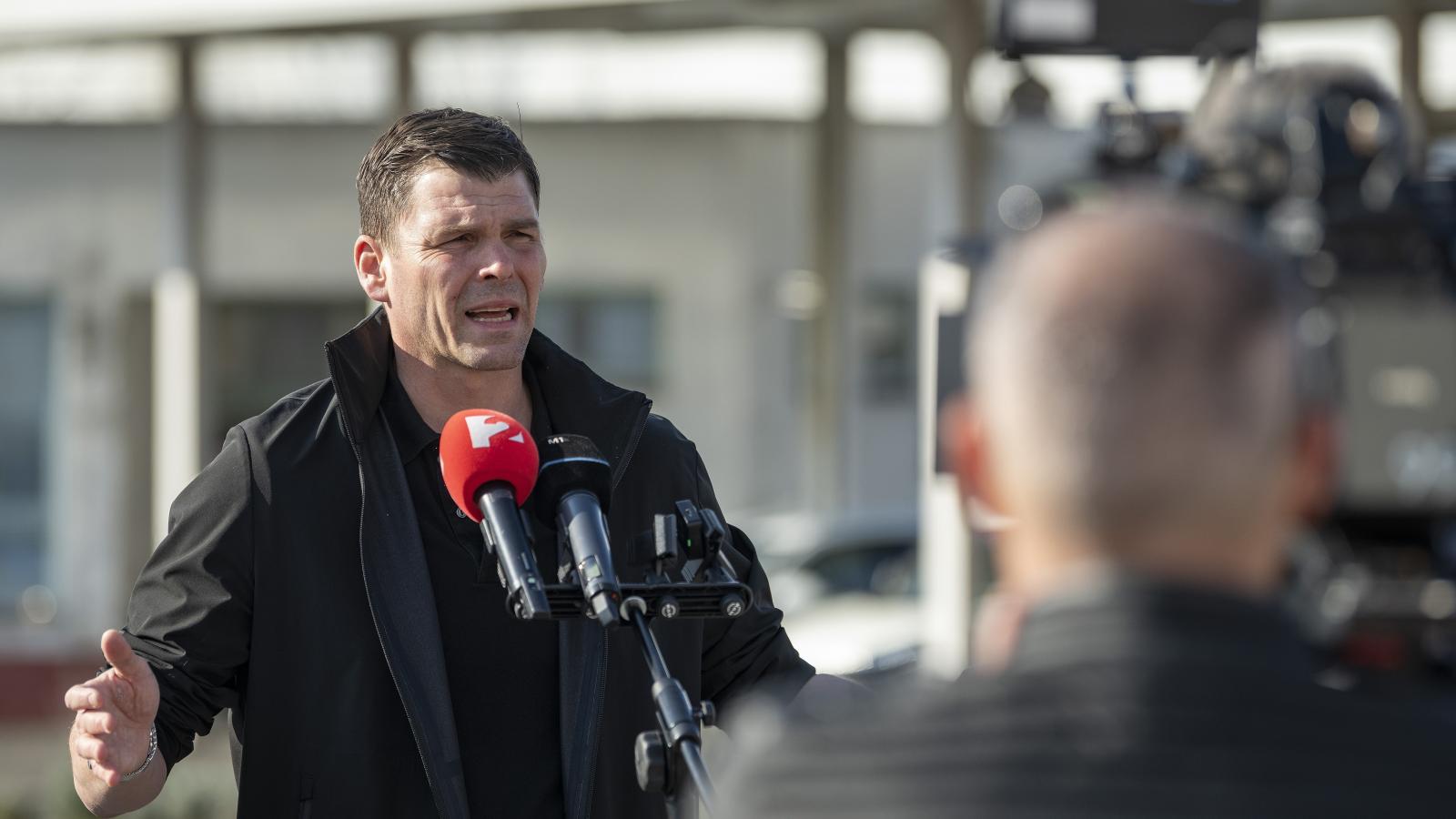 Czepek Gábor, az Energiaügyi Minisztérium parlamenti államtitkára sajtótájékoztatót tart a záhonyi magyar-ukrán határon március 11-én 