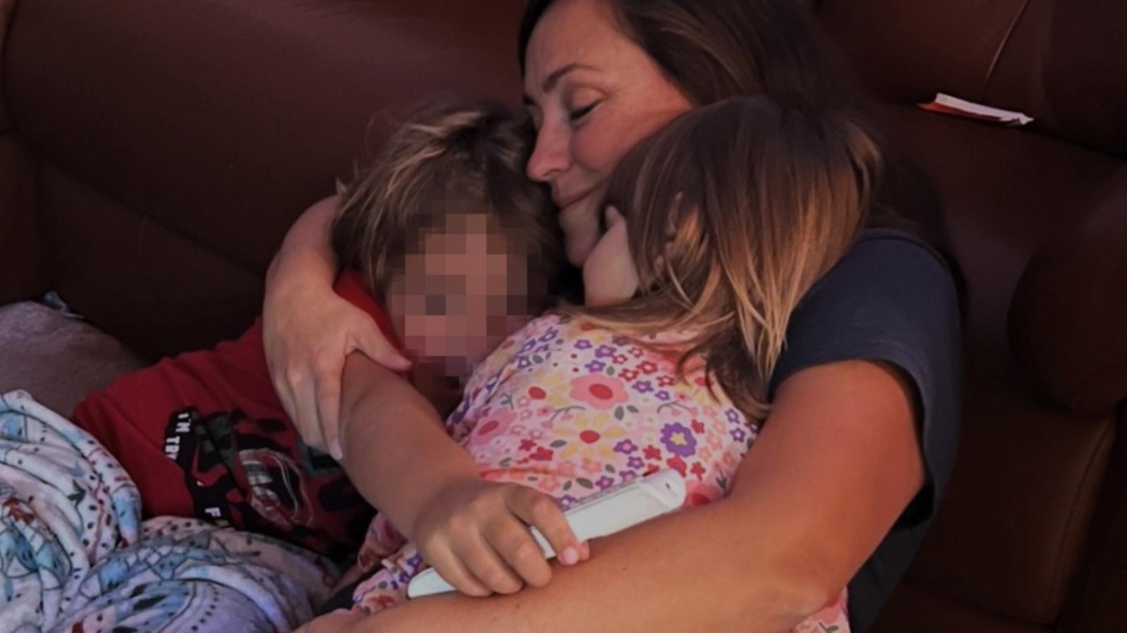 Az anya havonta egyszer, két órában láthatja nagyobbik gyerekét