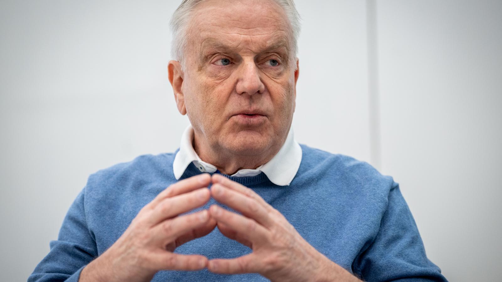 Az nem érdekegyeztetés, hogy a kormány kiírja a Facebookra, mennyi lesz a minimálbér holnaptól, és hány bank működhet Magyarországon – mondja a DK-s politikus