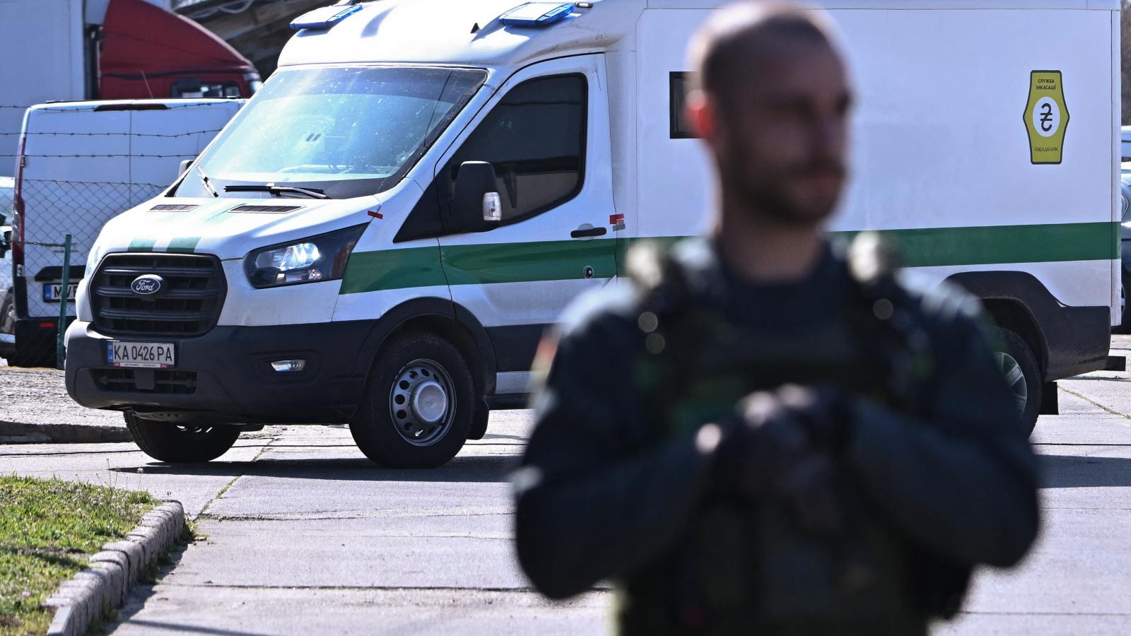 Az egyik lefoglalt pénzszállító a visszaadás előtt március 12-én 