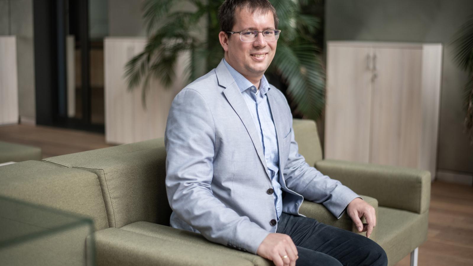 Oross Dániel szerint a háborús riogatás és az AI-kampány kevésbé hat a fiatalokra