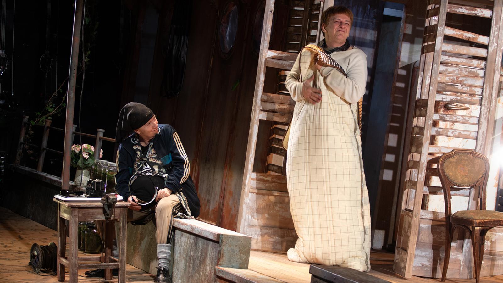 Ebben a produkcióban minden időn túlinak tűnik, mintha a szereplők is csak úgy itt maradtak volna, különösebb fogódzó és perspektíva nélkül