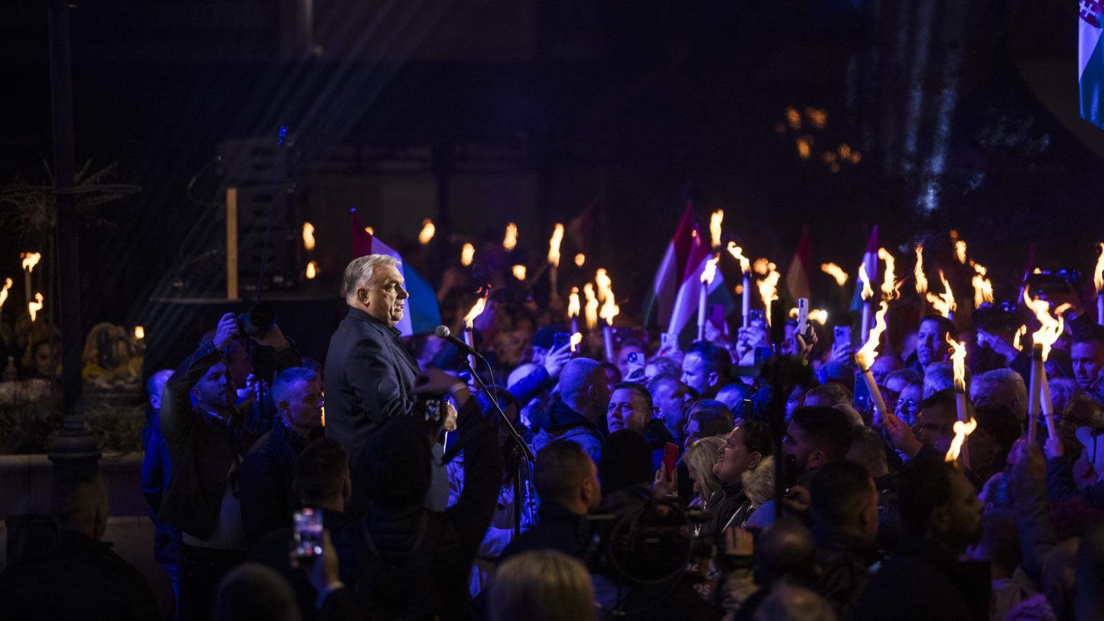 Orbán Viktor miniszterelnök, a Fidesz elnöke beszédet mond országjárásának kaposvári állomásán, a Kossuth téren 2026. március 16-án.