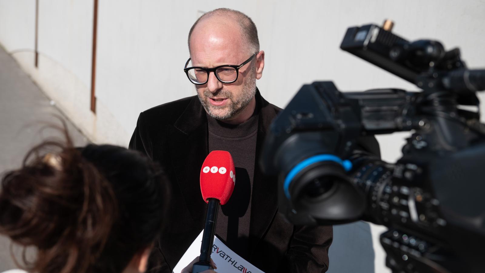 Horváth Lóránt a TEK központja előtt március 6-án 