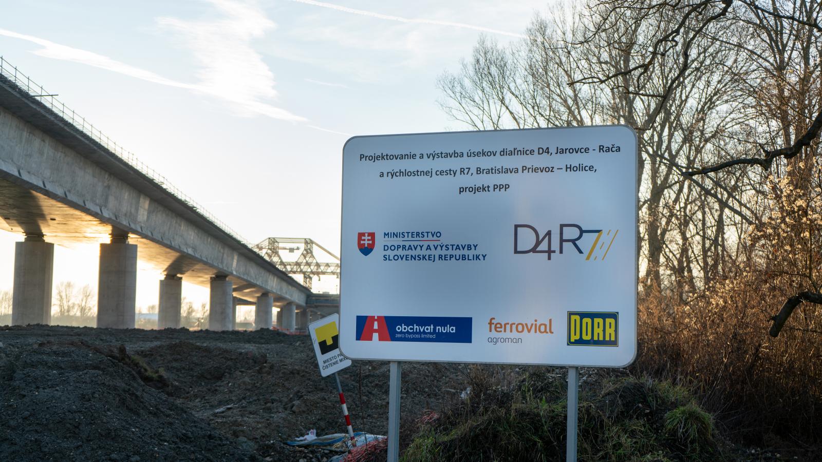 Illusztráció: A D4/R7-es autópálya egyik építési területe 