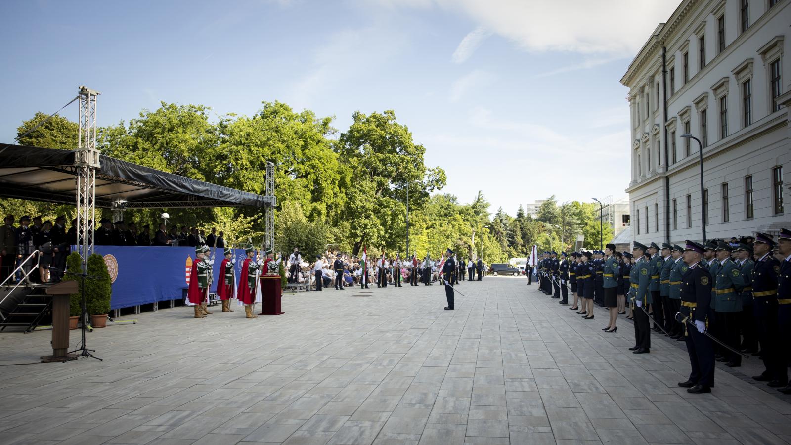 Képünk illusztráció, tisztavatás a Nemzeti Közszolgálati Egyetem Rendészettudományi Karának és Katasztrófavédelmi Intézetének ünnepségén a Ludovika főépülete előtt 2025. június 28-án